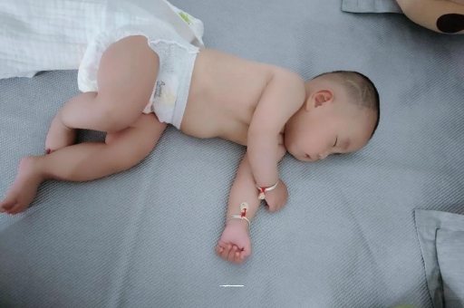 项城两个月宝宝肚子胀气